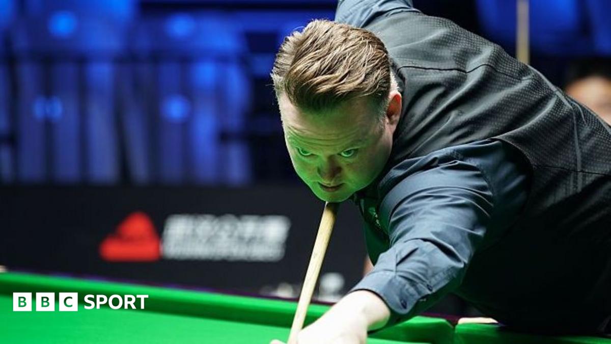 Shaun Murphy playing snooker
