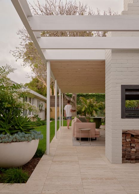 The slender columns of the alfresco area continue the colonnade of the existing house.