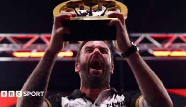 Ross Smith lifts the World Series of Darts Finals trophy