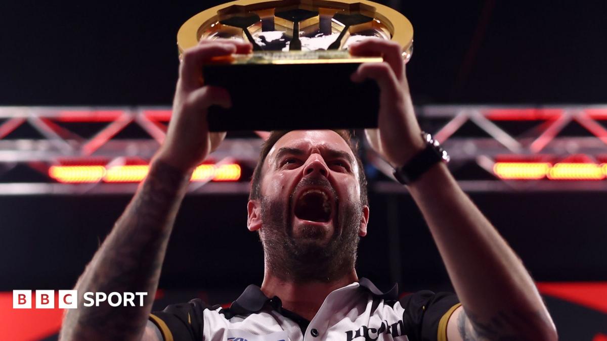 Ross Smith lifts the World Series of Darts Finals trophy