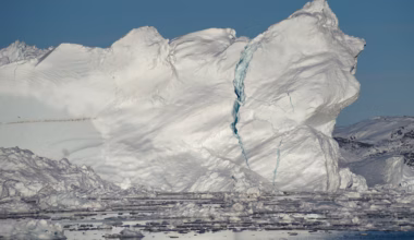 Greenland and Antarctica glaciers have lost more than 11 millions tons of ice