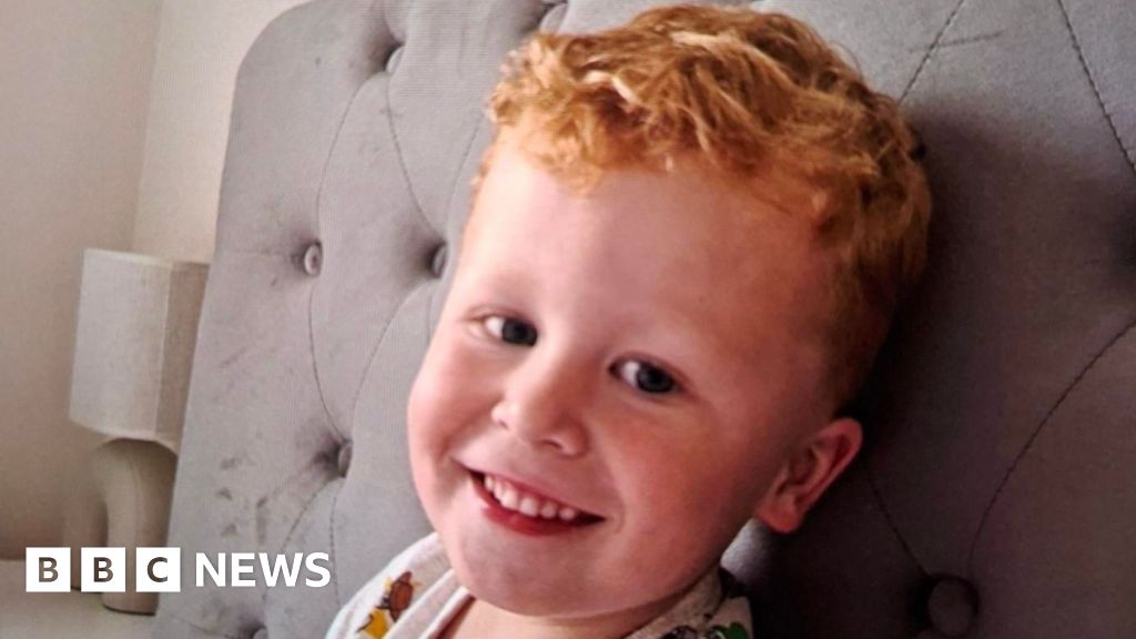 Search under way for boy missing from Suffolk playground - BBC
