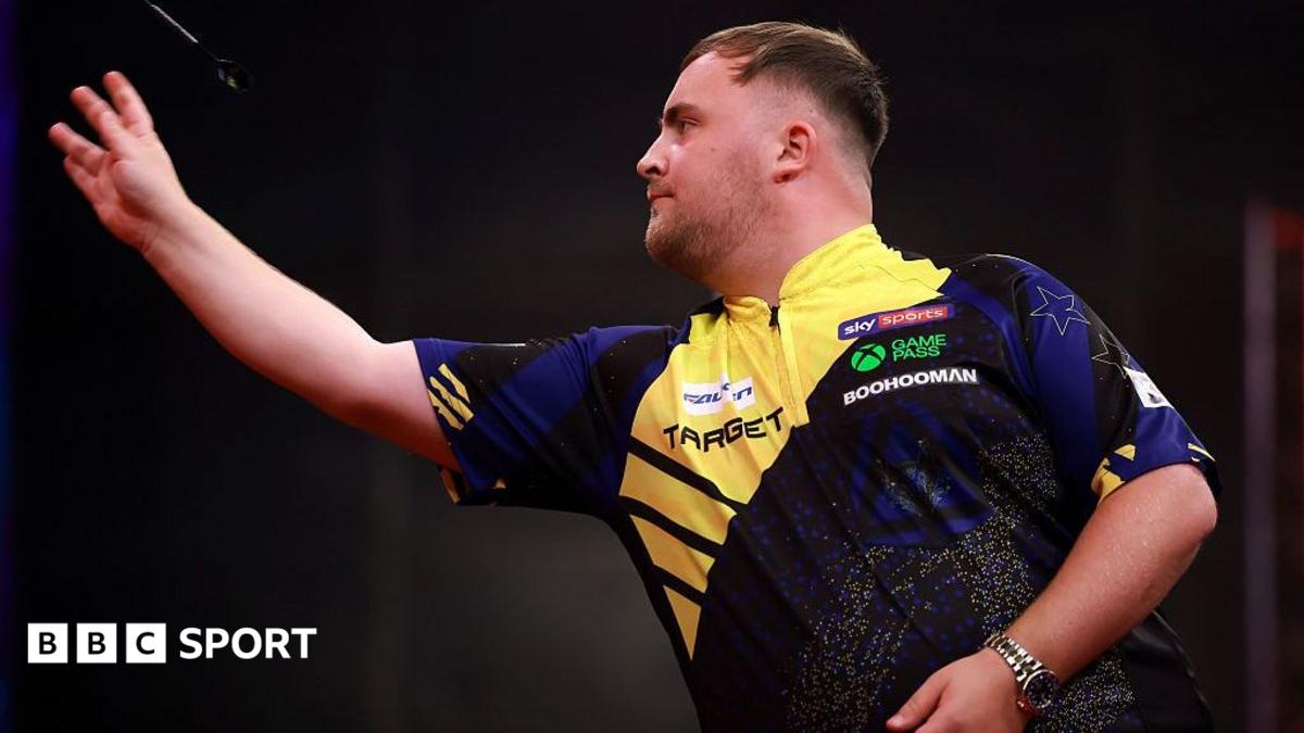 Ross Smith lifts the World Series of Darts Finals trophy