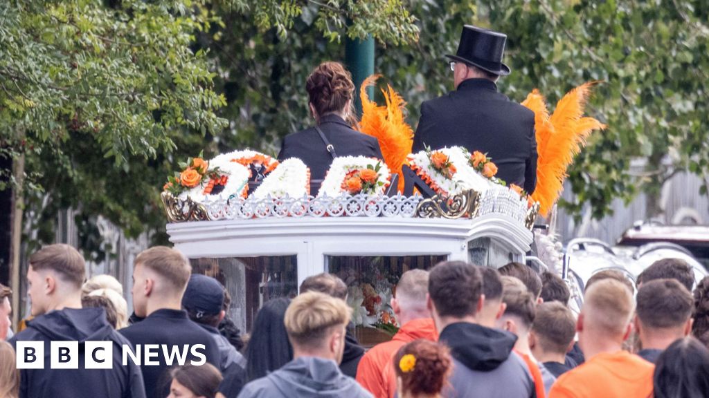 South Bank schools close early as hundreds attend A66 crash funeral - BBC