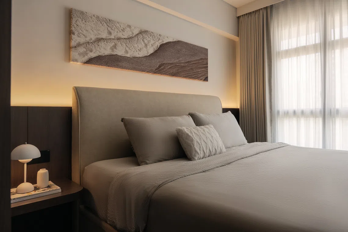 Natural materials and soft textiles create a cosy atmosphere in the master bedroom, the sleeping area of which is screened off by a walk-in wardrobe.