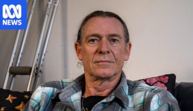 Man with broken hip waits for hours at RFDS base before hospital admission