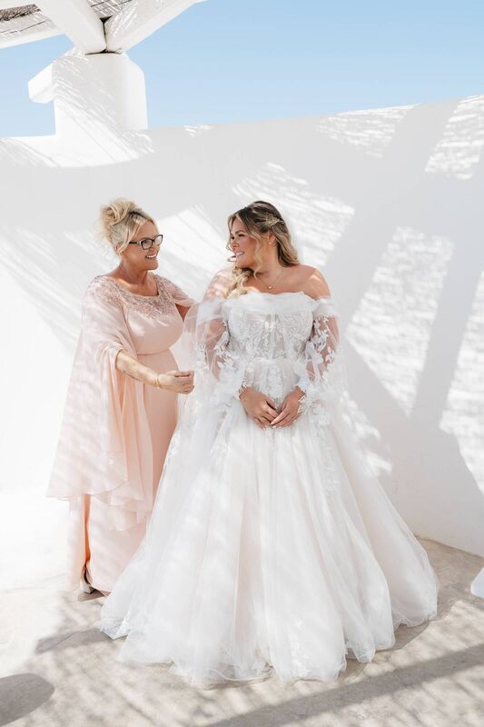 Josephine O'Shea and Zara O'Dowd. Pictures: @GreecePhotographer 