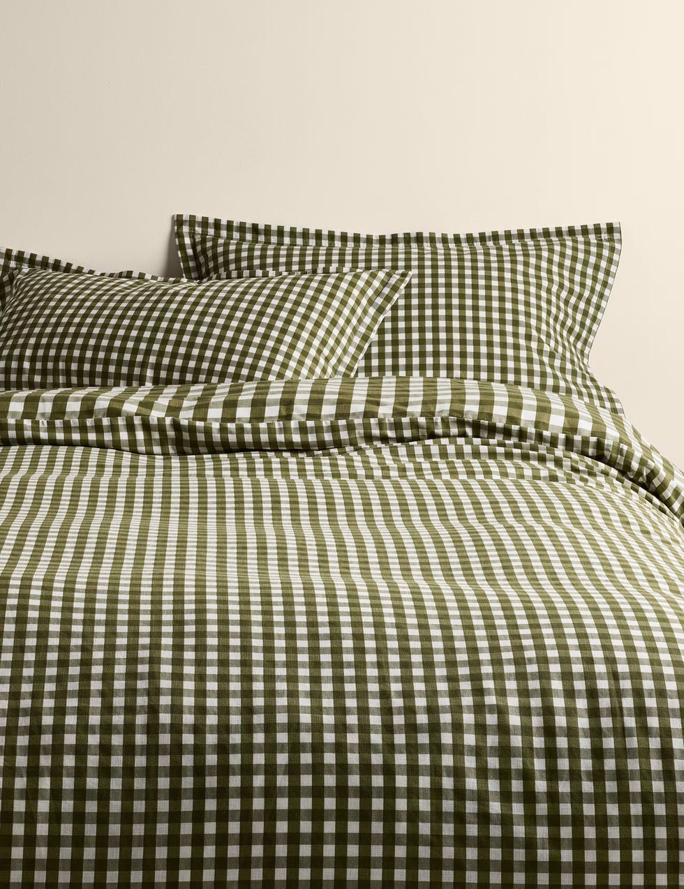 green and white checkered bedding set on a bed green and white checkered bedding set on a bed