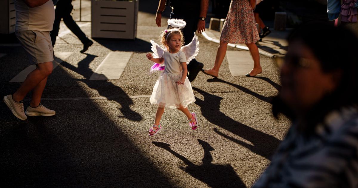 How a photographer sees images of daily life as a unifying force | Ap-world