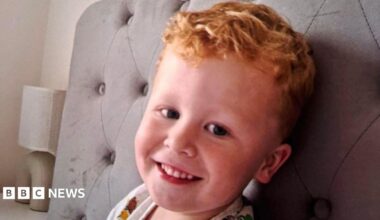 Volunteers join police search for Noah Woods, 3, after he went missing from playground