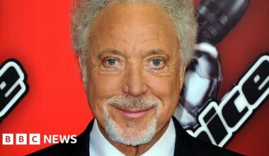 'I didn't want to leave The Voice', says Sir Tom Jones - BBC