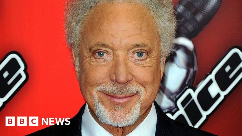 'I didn't want to leave The Voice', says Sir Tom Jones - BBC