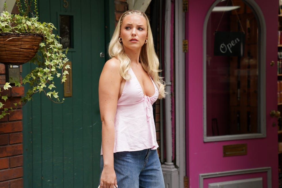 leah barnes in hollyoaks