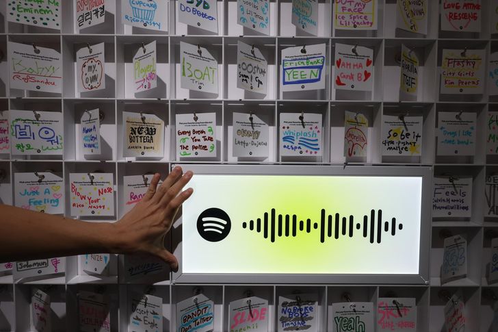 A staff member introduces Spotify House, a pop-up venue for live concerts, content and activities, in Seoul, Wednesday. Yonhap