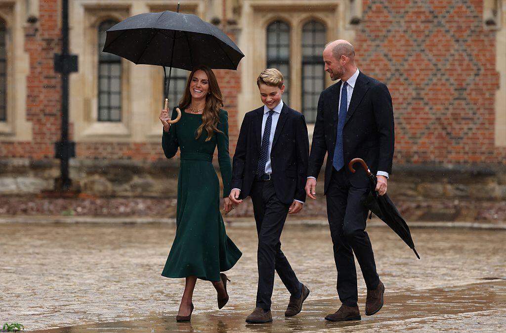 Prince George accompanied to his first day at Eton by his royal parents (Photo: Adrian Dennis - WPA Pool/Getty Images) הנסיך ג'ורג'