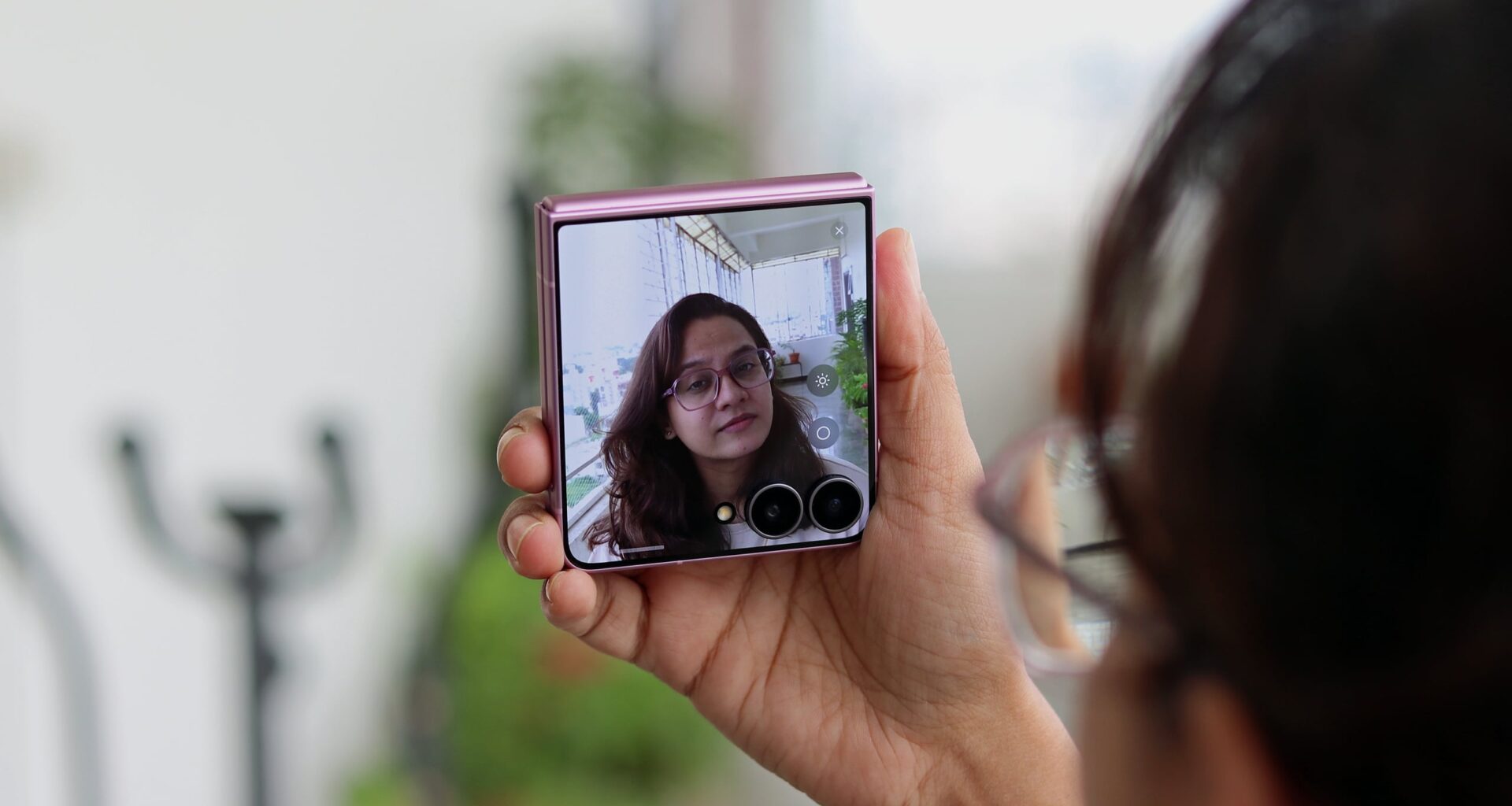 Turn your Samsung Galaxy Z Flip 8 into a pocket mirror