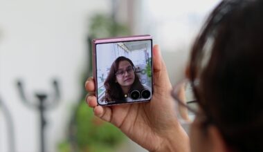 Turn your Samsung Galaxy Z Flip 8 into a pocket mirror