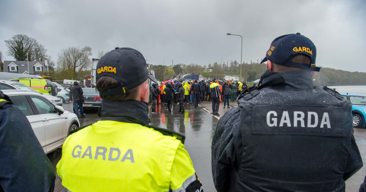 Man who called garda ‘bitch’ and filmed at fuel protest convicted – The Irish Times