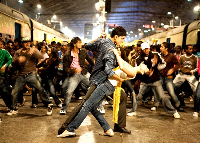 SLUMDOG MILLIONAIRE, foreground from left: Dev Patel, Freida Pinto, 2008. ©Fox Searchlight/courtesy Everett Collection