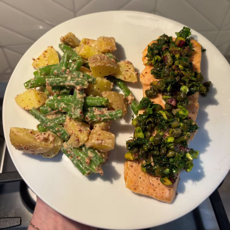 Sunbasket meal with salmon, potatoes and asparagus on a plate