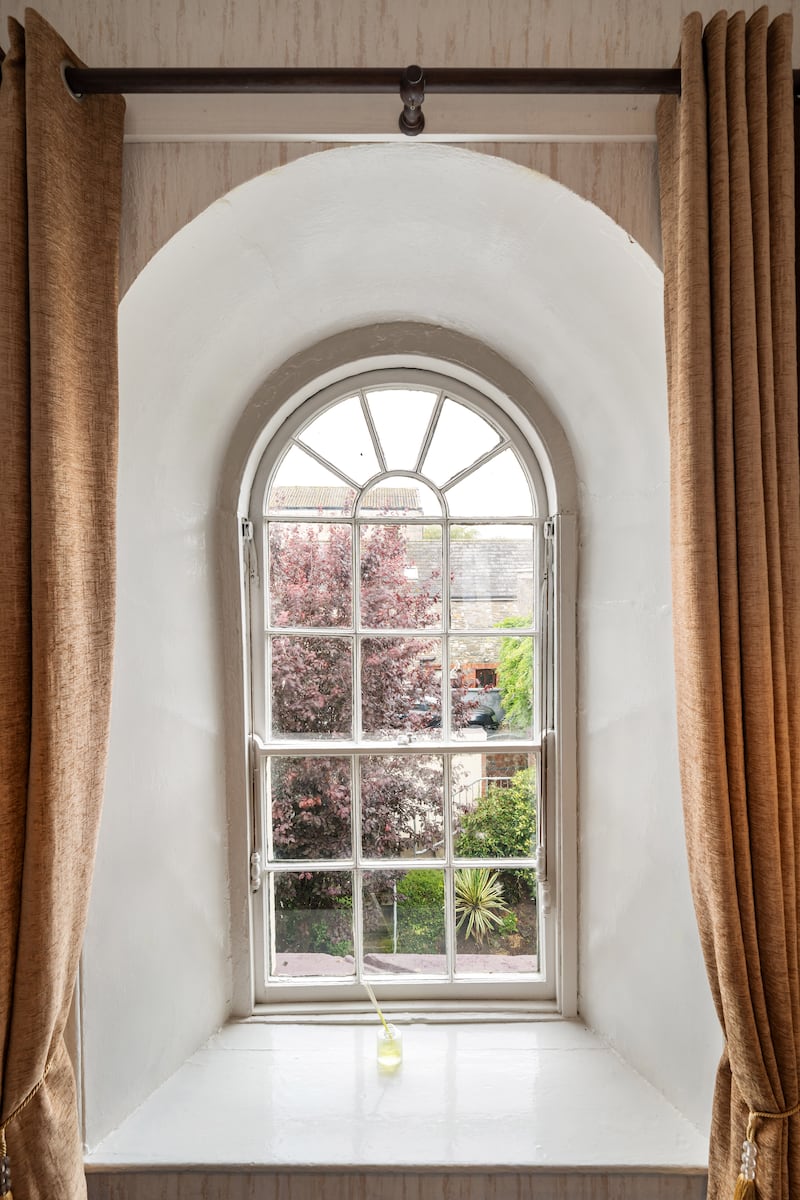 Arched landing window