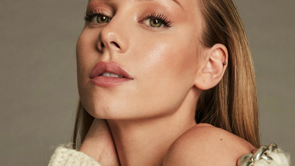 'Elite' Star Ester Expósito Circles Iberseries Forum Pic, 'Stink Eye'