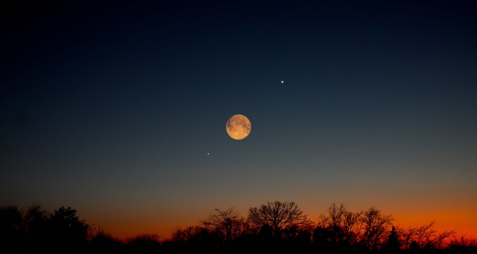 Catch Saturn shining beneath the full Harvest Moon on Sept. 26