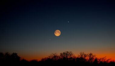 Catch Saturn shining beneath the full Harvest Moon on Sept. 26