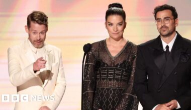 Emmys remember Catherine O'Hara, Rob Reiner and Hayden Panettiere - BBC
