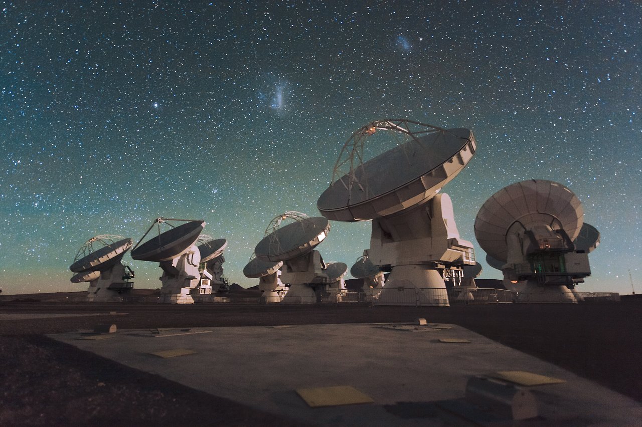 Antennas of the Atacama Large Millimeter/submillimeter Array (ALMA), on the Chajnantor Plateau in the Chilean Andes. Credit: ESO/C. Malin (christophmalin.com)
