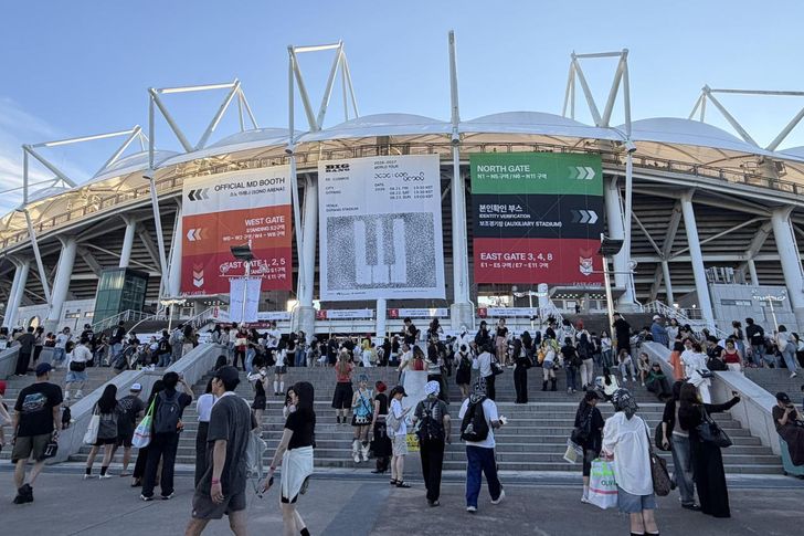 Fans gather outside Goyang Stadium in Goyang, Gyeonggi Province, ahead of K-pop boy band BIGBANG's 'XX : COSMOS' concert, Aug. 23. Korea Times photo by Pyo Kyung-min 