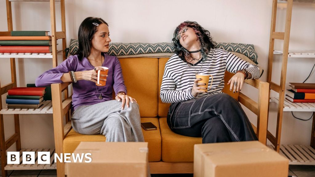 Borrowers expecting mortgage rates to drop have hopes dashed - BBC