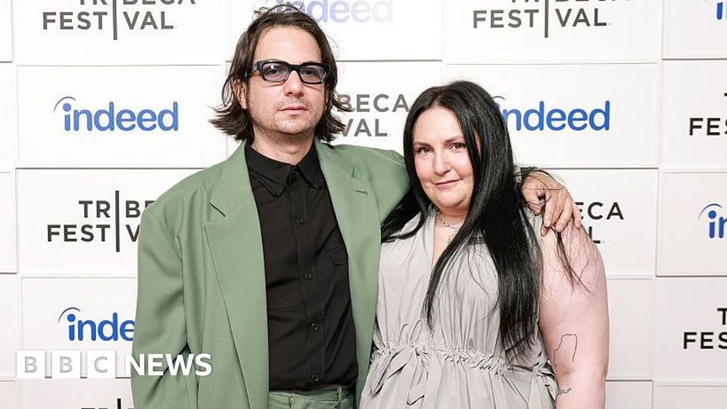 Lena Dunham announces birth of first baby via surrogacy - BBC