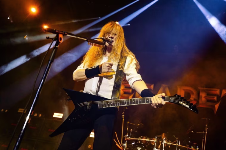 Mustaine plays a show after his cancer diagnosis and treatment.