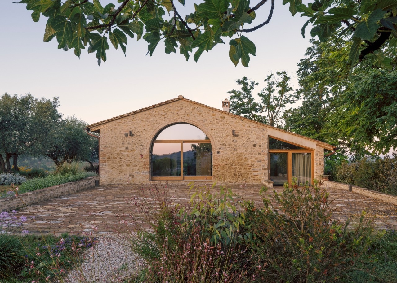 A barn in Chianti becomes a contemporary home, Blend Studio, Tuscany