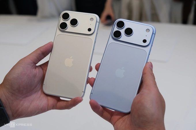 Apples iPhone 18 Pro in Glacier and Silver colors. Photo by VnExpress/Tuan Hung