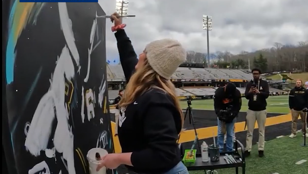 North Carolina native trades traditional studio art for high-energy live speed painting