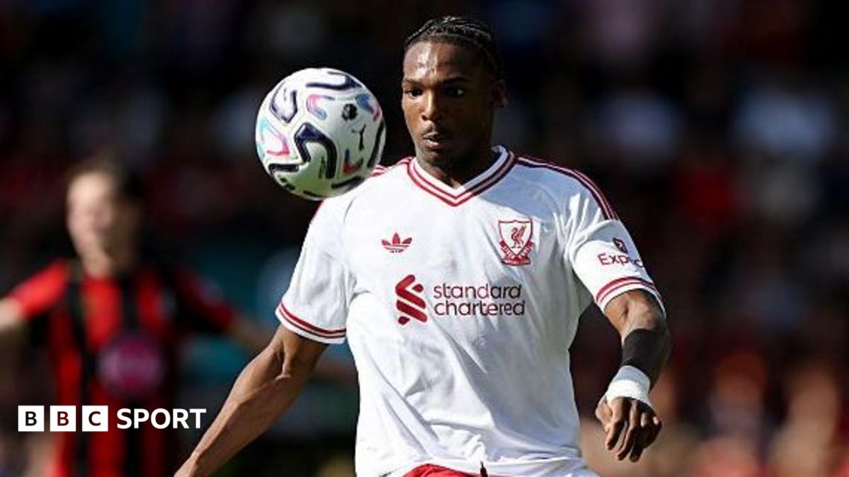Jeremy Jacquet looks at the ball