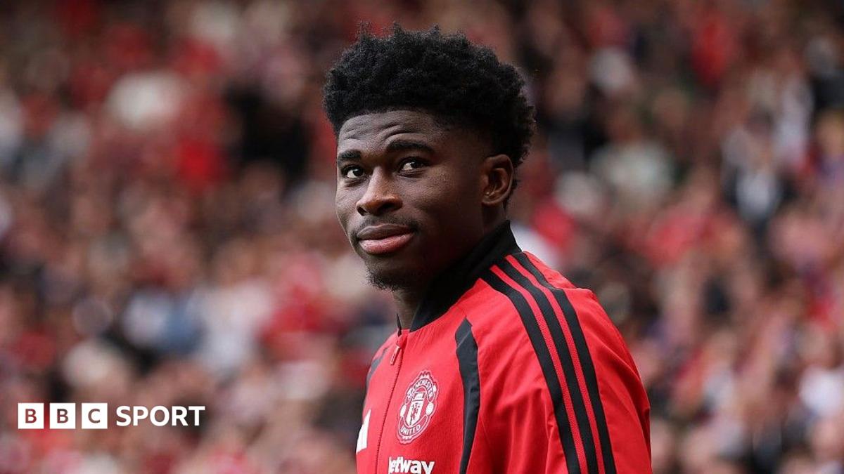 Manchester United midfielder Carlos Baleba