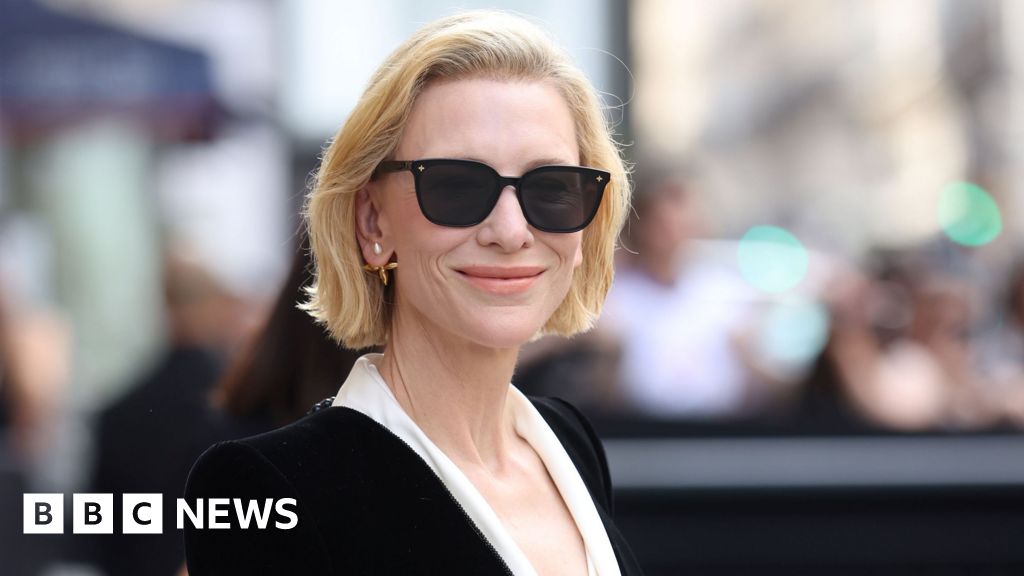 Cate Blanchett latest star to ask theatre audience to stop filming