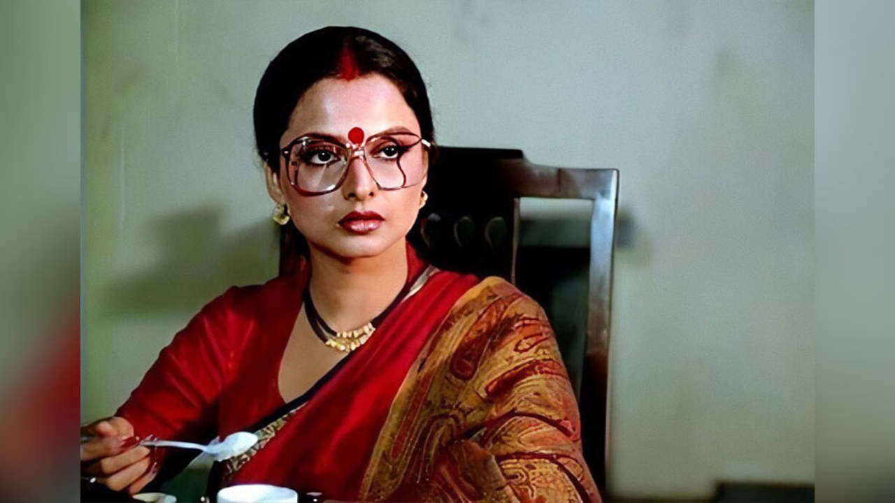 Her father, Gemini Ganesan was a famous actor in South India. Her father, Gemini Ganesan was a famous actor in South India.