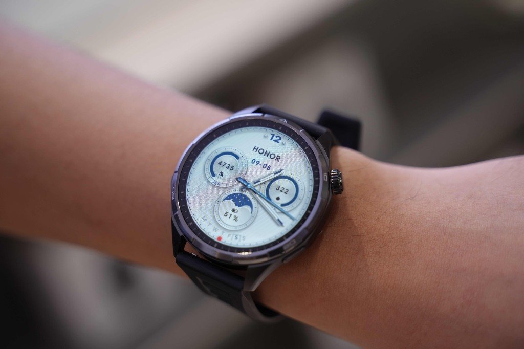 HONOR Watch 6 on wrist showcasing 1.46-inch Hybrid LTPS display