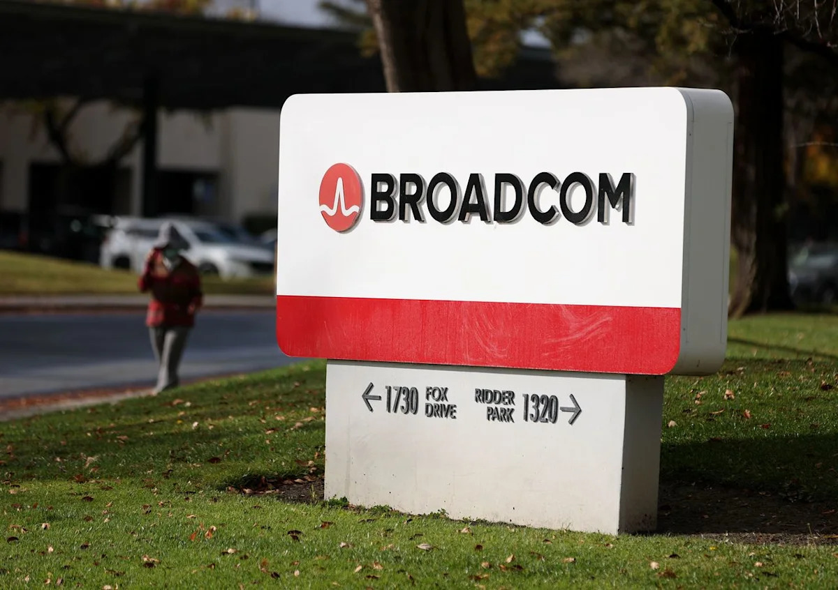 Broadcom Sees $230B In AI Revenue By 2028, Driven By 'Geniuses' OpenAI, Anthropic: Analyst Says Some Risks Remain Unresolved
