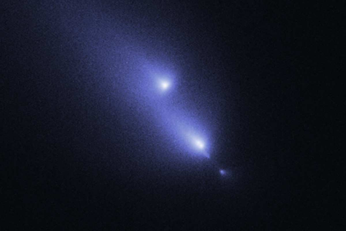 Observations of comet C/2025 K1 (ATLAS) breaking up, as seen by the Hubble Space Telescope in November 2025. Image: NASA, ESA, Dennis Bodewits (AU); Image Processing: Joseph DePasquale (STScI)