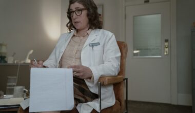 Stuart Fails: Bialik on Going from Psychiatrist to Superhero Wife