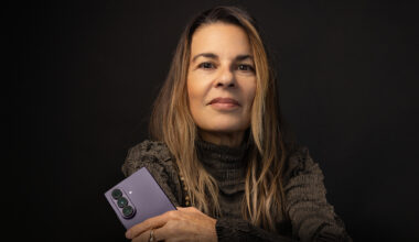 Clinical psychologist Dr. Orna Guralnik with a purple Galaxy Z Fold8 Ultra.