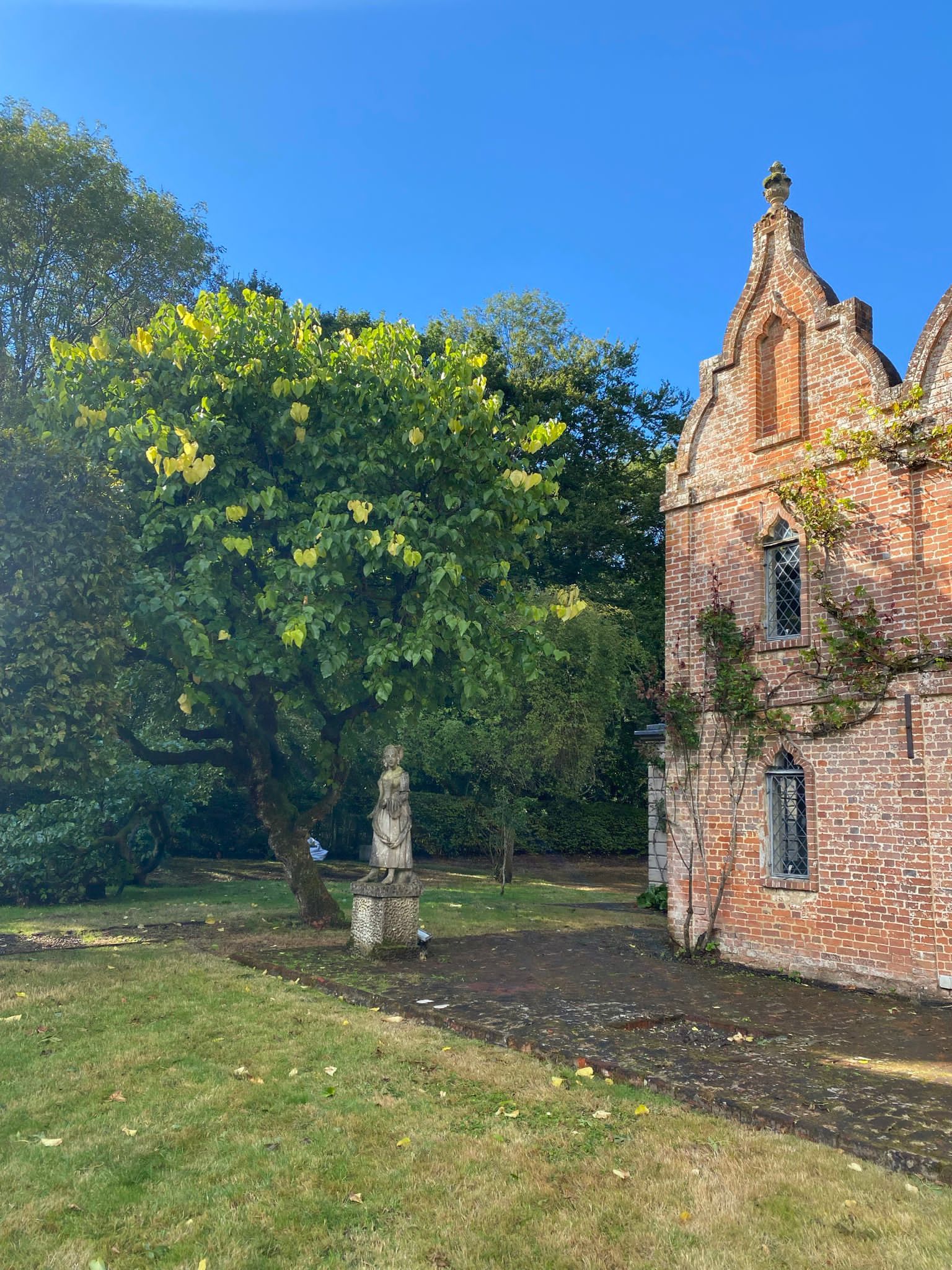 The Hunting Lodge was said to have been built in the 15th century and used by both King Henry VII and King John....