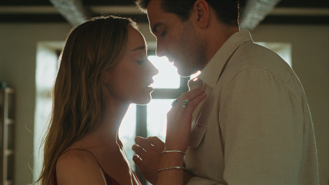 Phoebe Dynevor as Wren and Jake Gyllenhaal as Tate in Remain, a Warner Bros. Pictures Release.