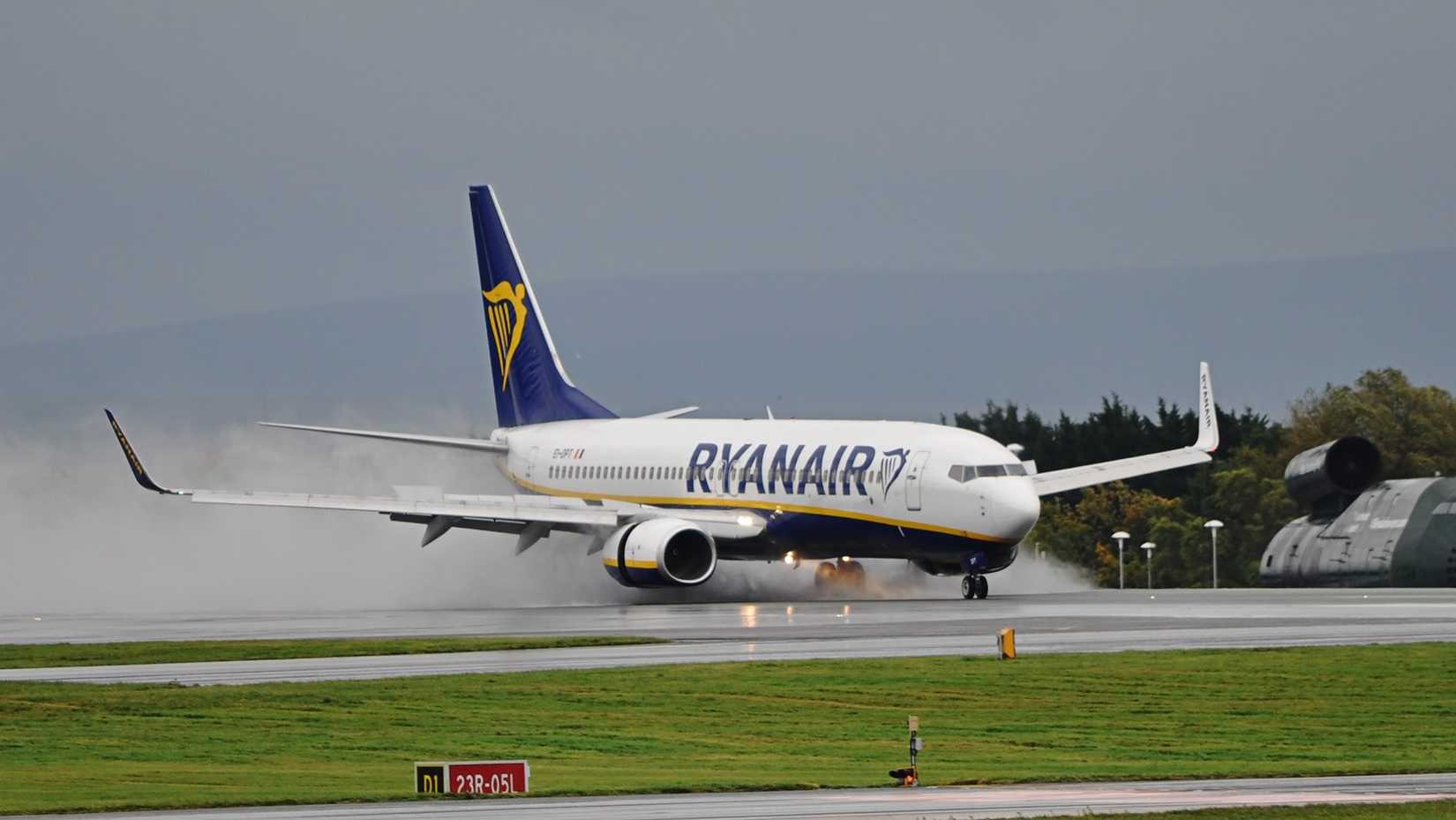 Ryanair Boeing 737-800 landing in stormy weather