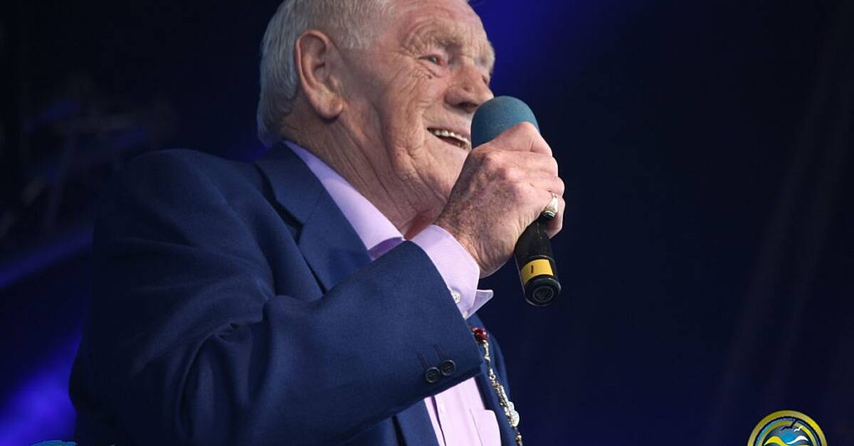 Tributes paid to country music legend this weekend